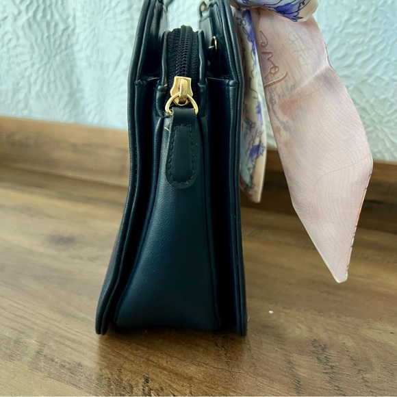 Liz Claiborne Navy Leather Women’s Bag with brass hardware - Picture 9 of 9